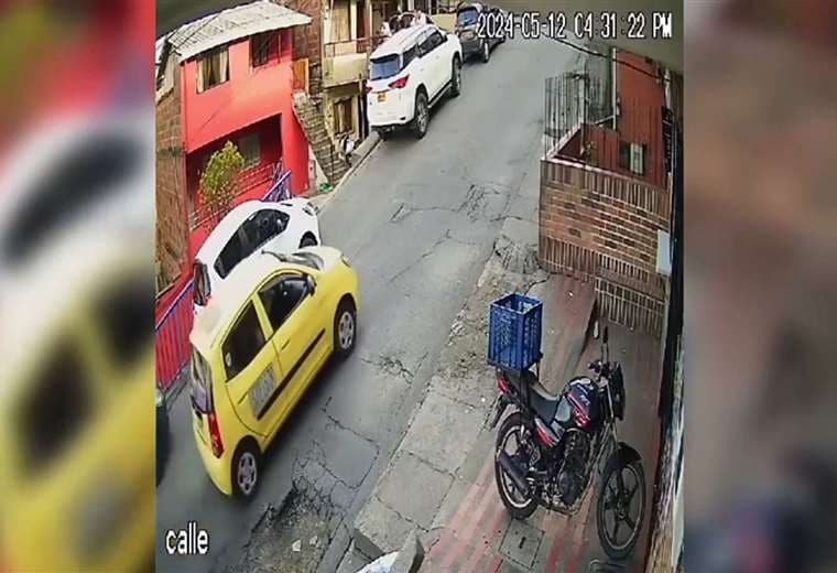 Video: Motociclista cae entre varias casas por culpa de hueco en Colombia
