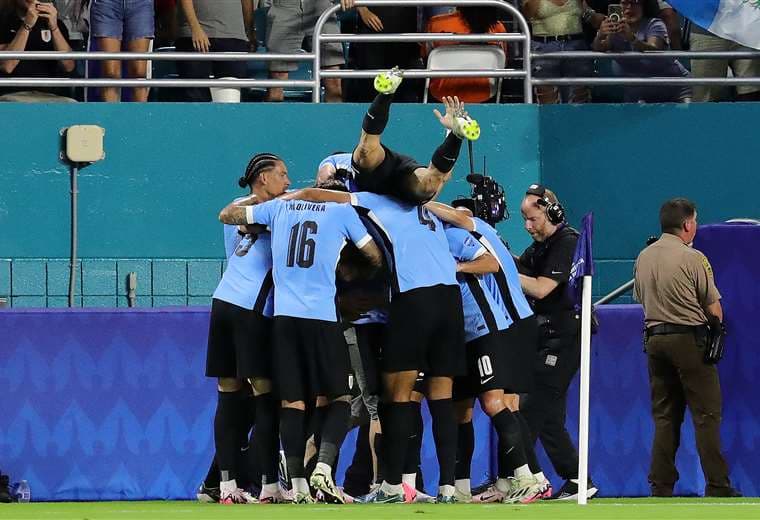 Uruguay derrota a Panamá en un partido dominado por la Celeste