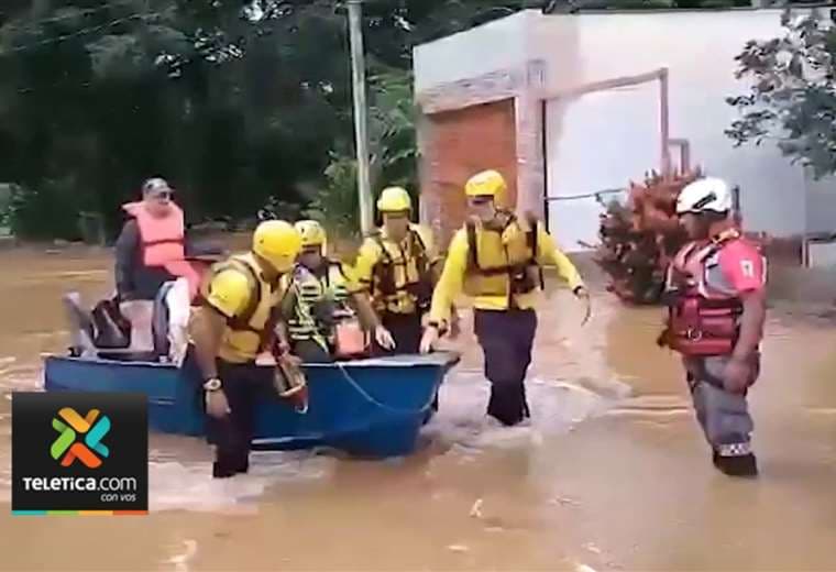 286 personas fueron rescatadas por Bomberos tras inundaciones en Zona Norte