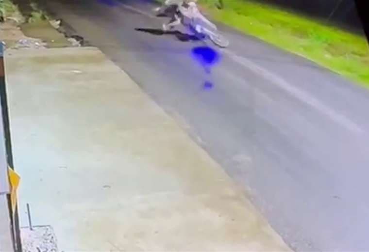 Video: Cámara de seguridad capta violento choque entre dos motos