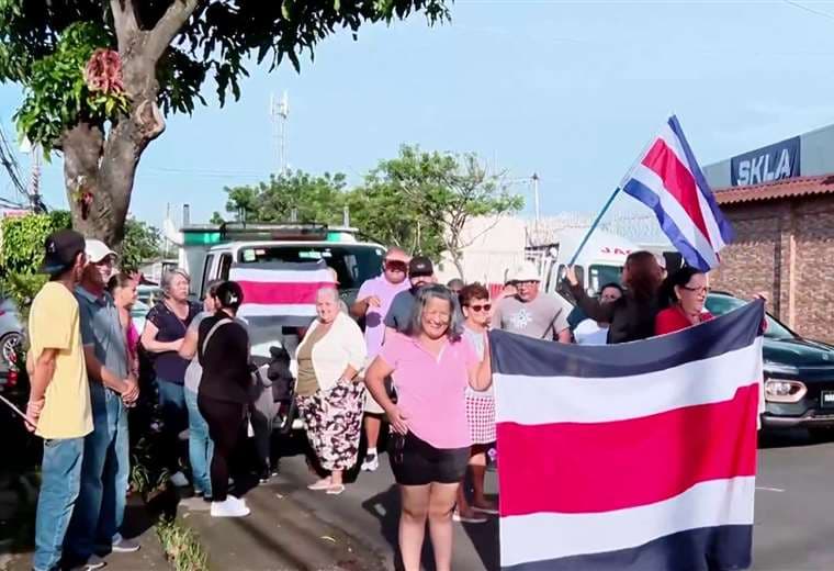 Vecinos protestan contra trabajos en planta de tratamiento en Alajuela