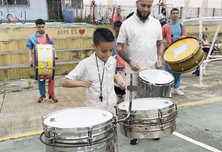 Yazdanny Fallas, el niño timbalero que lidera con pasión una comparsa familiar